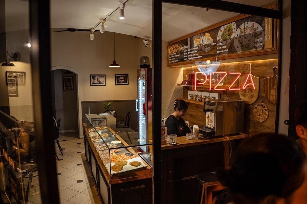 A cozy, European-style spot perfect for relaxed weekend dates (Source: Oliver's Pizza)